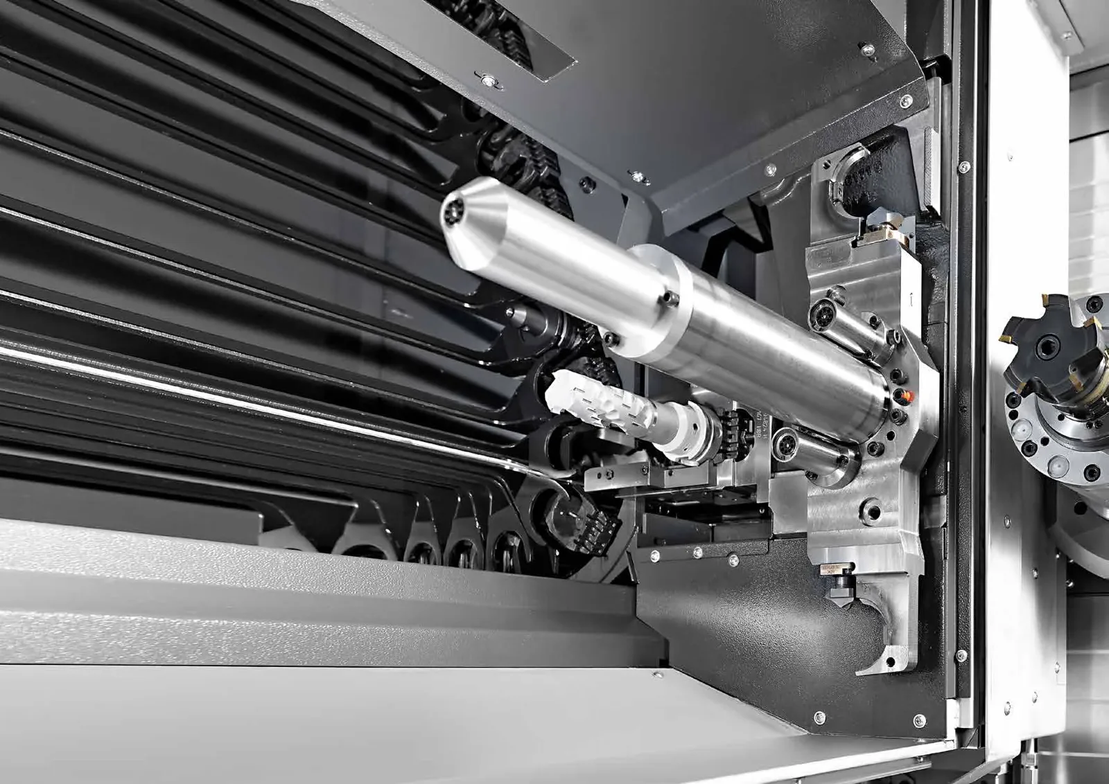 Trocador e magazine de ferramentas por dentro da máquina